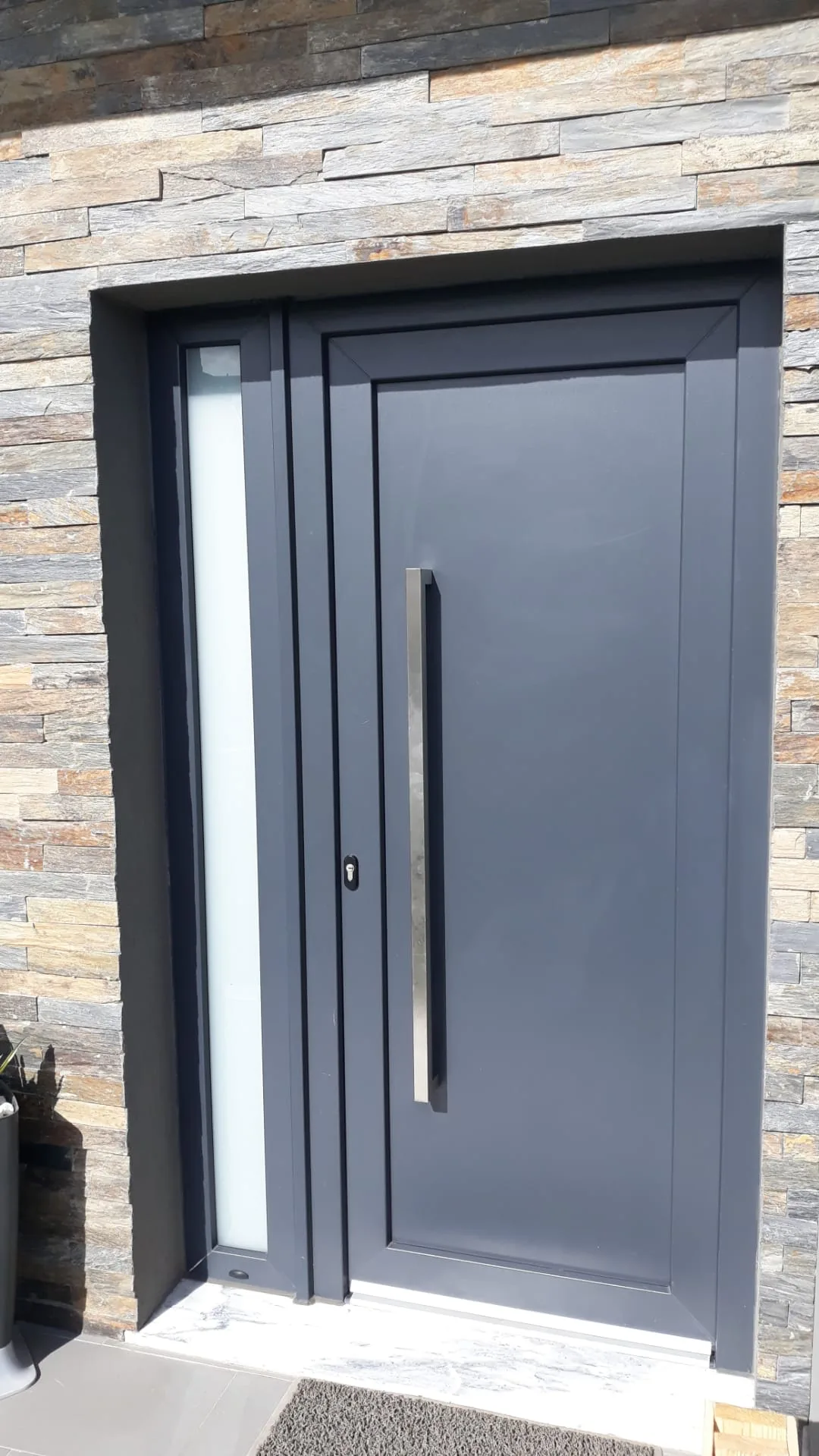 Porta de entrada em alumínio antracite com vidro lateral