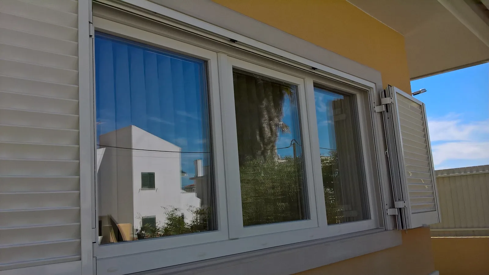 Janelas em PVC com portadas exteriores